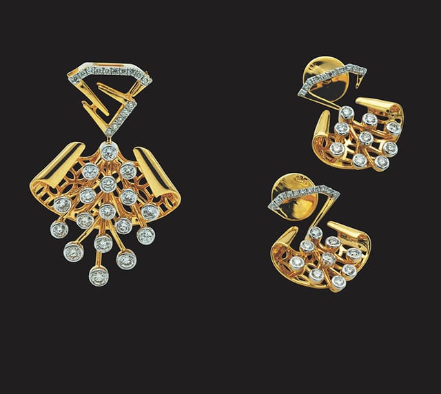 Diamond Pendant And Earrings Set (7.381 Gm)